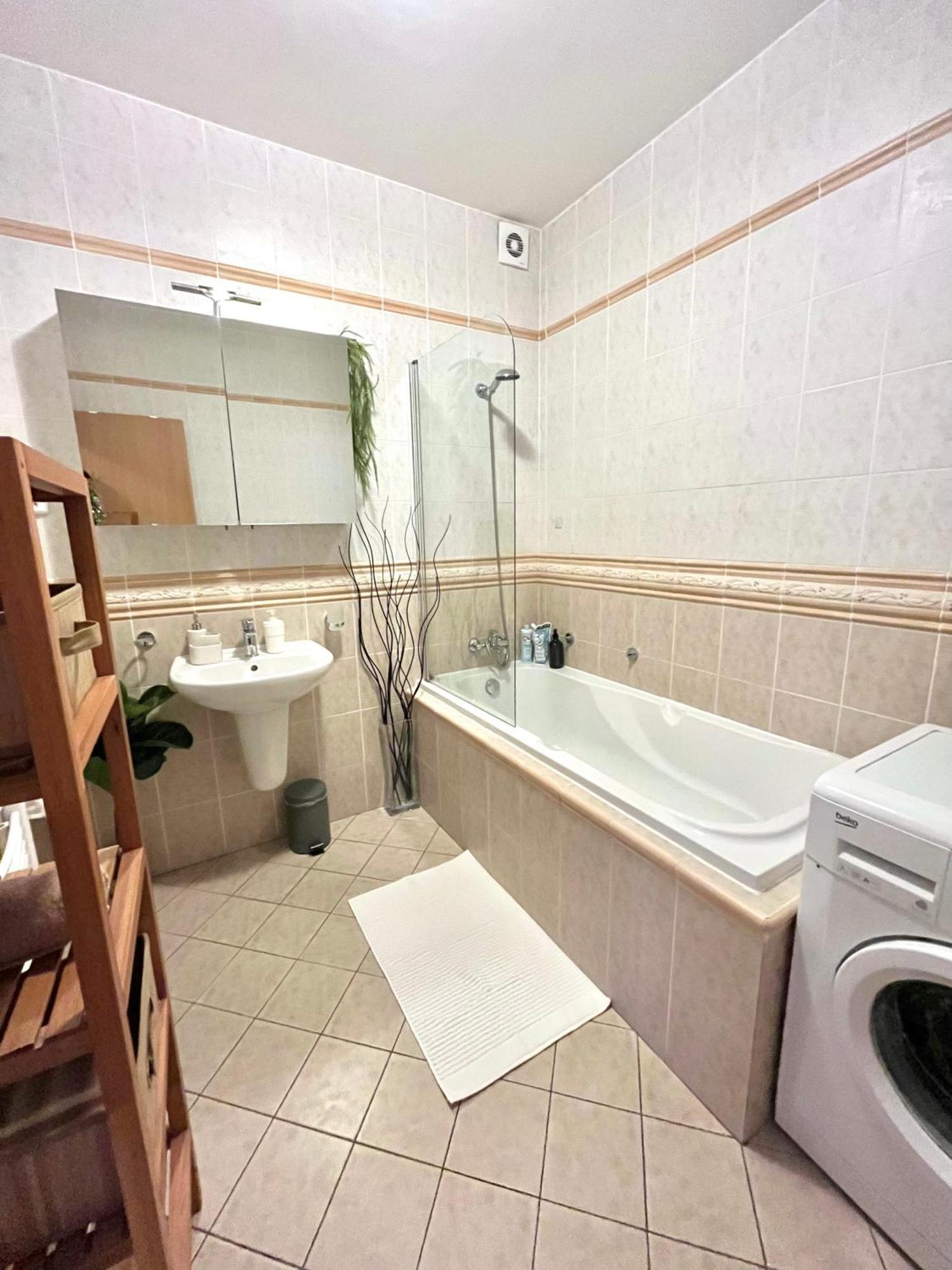 Apartment Tina - Old Town, Ac, Free Private Parking Bratislava Extérieur photo
